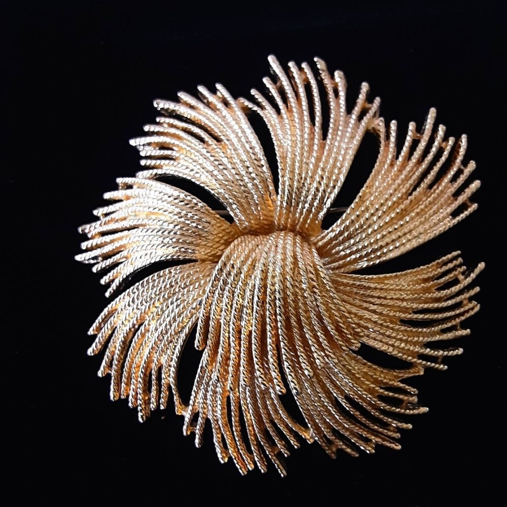 VTG MONET CORDELIA By Designer Leroy Miozzi Gold Plated Starburst Flower…